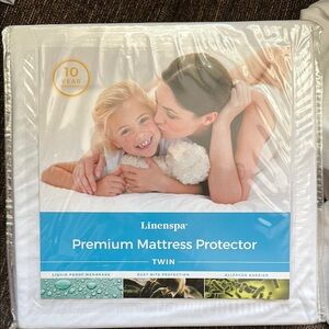 Linenspa Twin Mattress Protector NIP